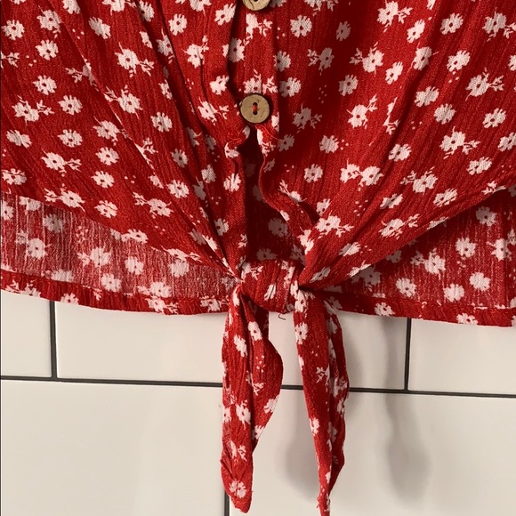 Cute red and white top - Picture 2 of 2